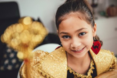 Sihirli değnek ile küçük kız