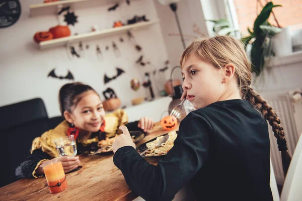 Chicas comiendo espaguetis en halloween —  Fotos de Stock