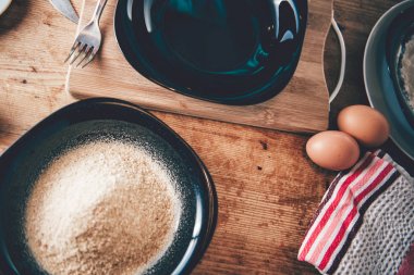 Yumurta ve ekmek kırıntıları masada