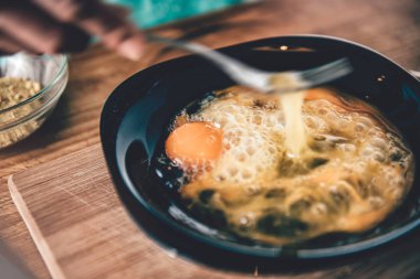 Yumurta karıştırma kadın