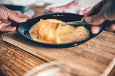 Yumurta karıştırma kadın