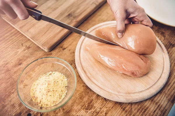 Mujer cortando pollo — Foto de Stock