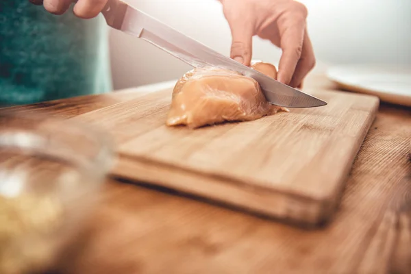 Mujer cortando pollo — Foto de Stock