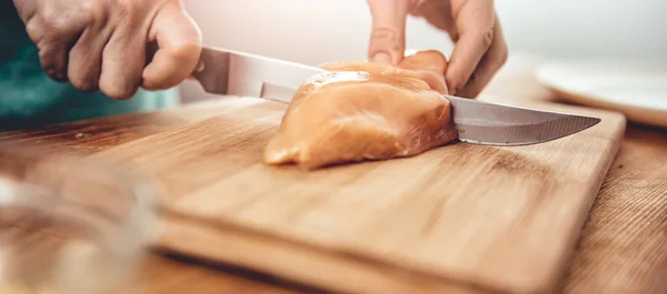 Mujer corte pechuga de pollo — Foto de Stock