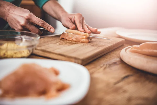 Mujer cortando pollo — Foto de Stock