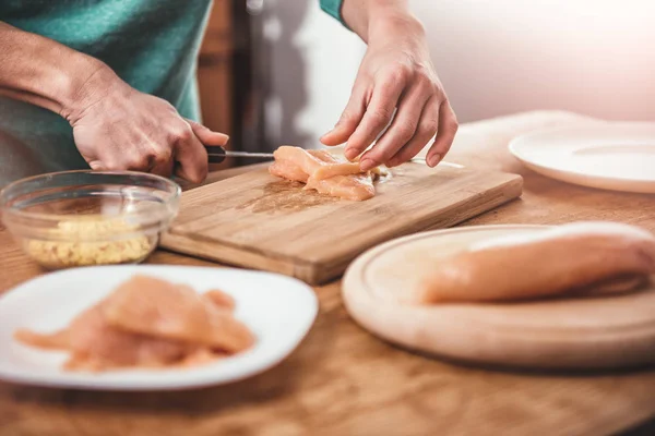 Mujer cortando pollo — Foto de Stock