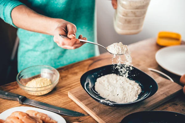 Mujer Vertiendo migas de pan — Foto de Stock