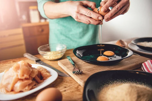 Mujer rompiendo huevos — Foto de Stock