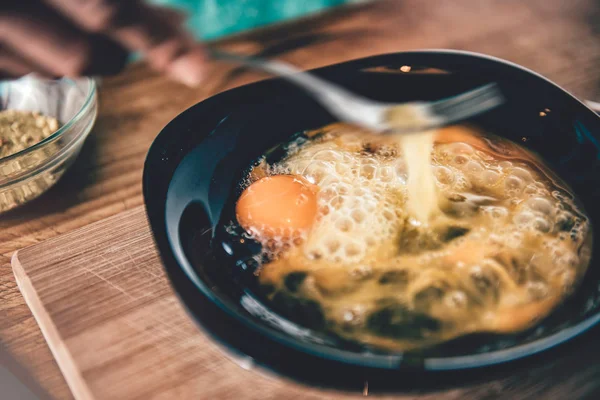 Yumurta karıştırma kadın