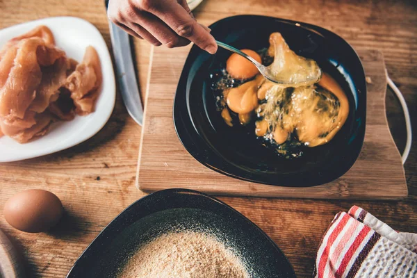 Mujer mezclando huevos — Foto de Stock