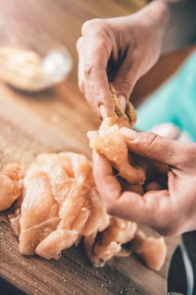 Mujer condimento carne — Foto de Stock