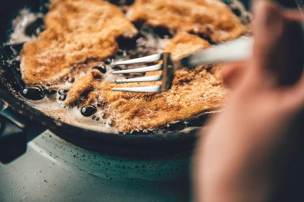 Mujer freír pollo —  Fotos de Stock
