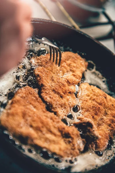 Woman Frying Chicken — Stock Photo, Image