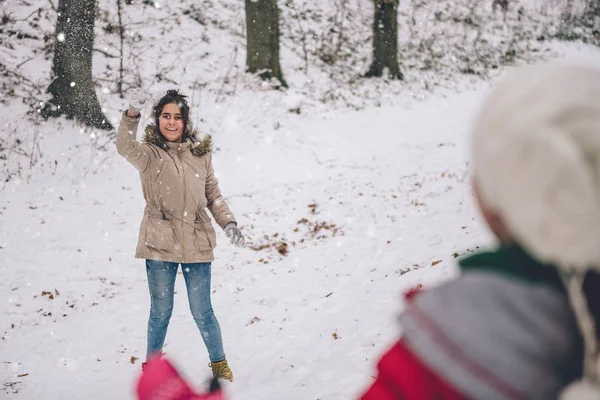 Kartopu atan kızlar