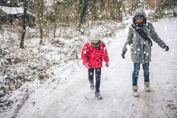 Mother with daughter hiking in forest — Stock Photo, Image