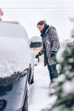 kadın temizlik araba ile sıyırıcı 