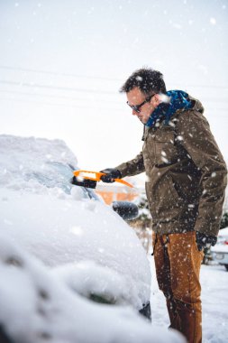 adam temizlik araba ile sıyırıcı 