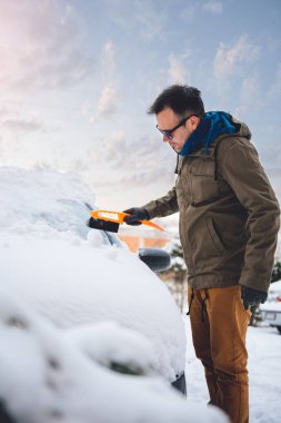 karla kaplı araba temizlik adam 