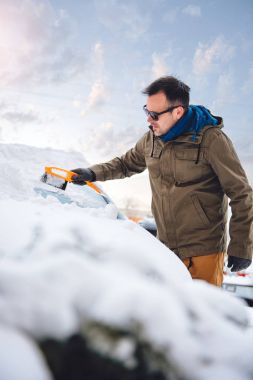 karla kaplı araba temizlik adam 