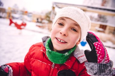 Küçük kız giyiyor kırmızı ceket 