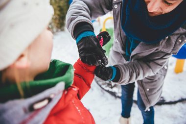 Eldiven koyarak anne