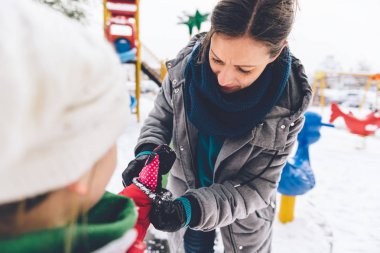 Eldiven koyarak anne