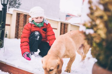 Karda köpek ile kız 
