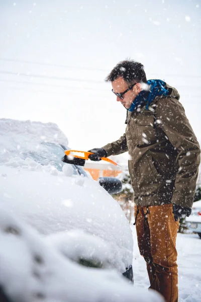 adam temizlik araba ile sıyırıcı 