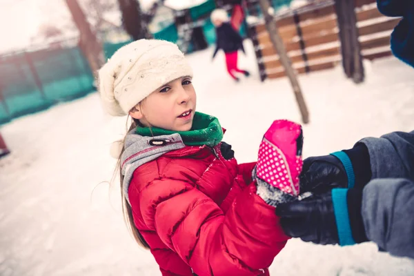 Eldiven koyarak anne