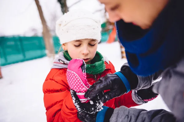 Eldiven koyarak anne