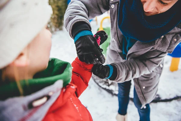 Eldiven koyarak anne