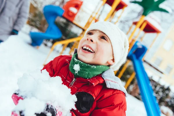 Kız holding büyük kartopu