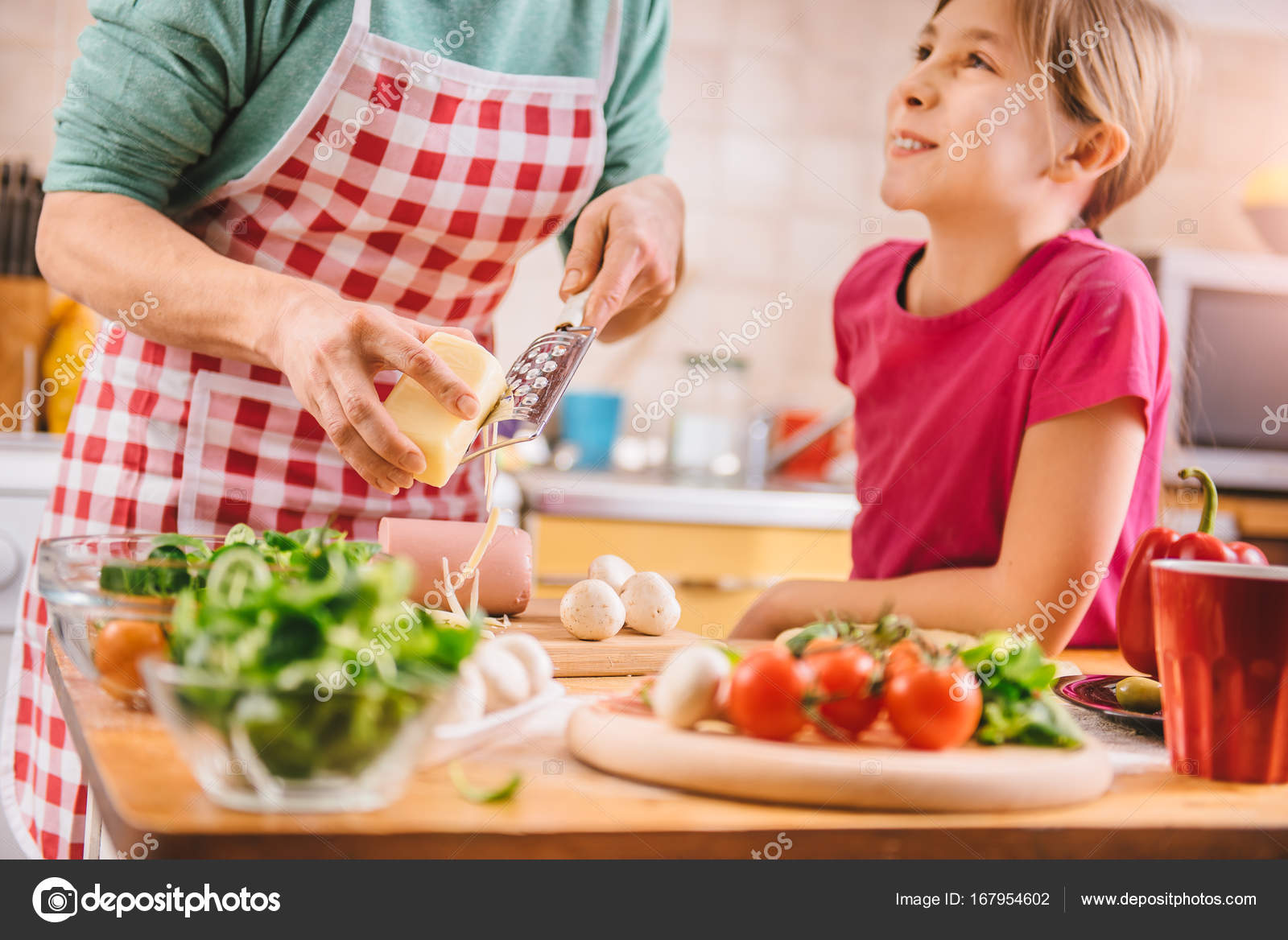 Mère Et Fille Dans La Cuisine Domestique Image Libre De Droit Par Kerkezz © 167954602 