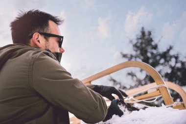 Kızak araba çatı koyarak adam 