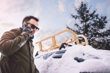 Akıllı telefondan konuşan adam.