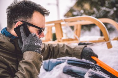 Akıllı telefondan konuşan adam.