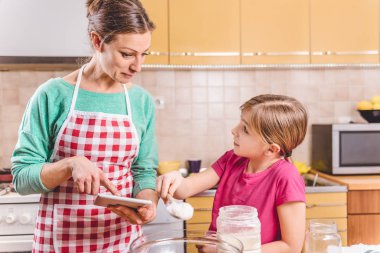 Anne ile kızı tablet kullanma