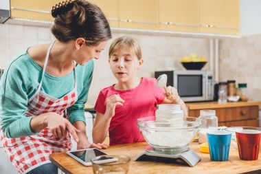 Anne ile kızı tablet kullanma