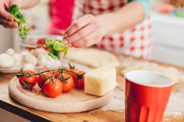 Pizza Hazırlama kadın 