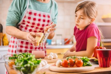 Anne ve kızı pizza hazırlıyor. 