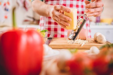 kadın ızgara peynir