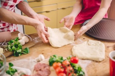 Anne ve kızı mutfakta.