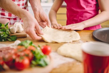 Anne ve kızı mutfakta.