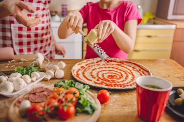 Anne ve Kız Pizza Pişiriyor 
