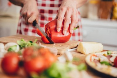 Kadın kırmızı biber Dilimleme 