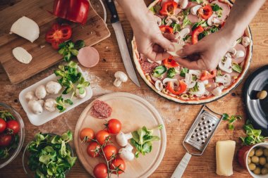 pizza pişirme yakın çekim fotoğraf