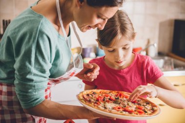 Anne ve kızı pizza tatma