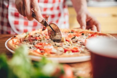 Kadın kesme pizza 