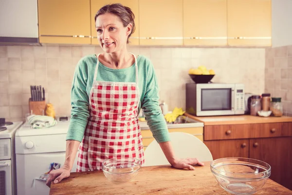 Woman standing at table In Kitchen — Stock Photo, Image