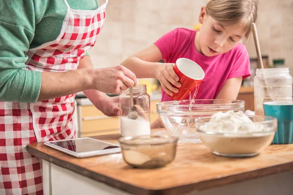 Hamur yapma anne ve kızı